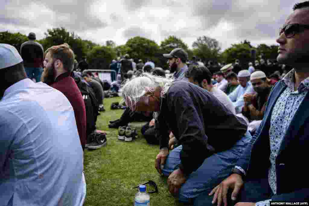 Яңа Зеландиянең Кристчөрч шәһәрендәге Ән-Нур мәчетенә 22 марттагы һөҗүм нәтиҗәсендә һәлак булган 50 кешегә багышланган вәгазьне тыңлаучыларның берсе Мөхәммәт Надир (уртада) елый. (AFP/Anthony Wallace)