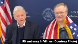 Юрась Зянковіч (справа) на першым здымку па вызваленьні з турмы