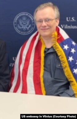 Юрась Зянковіч (справа) на першым здымку па вызваленьні з турмы ў будынку амбасады ЗША ў Вільні