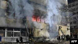 Пожежники гасять пожежу після атаки російського безпілотника в Харкові, Україна, 2 квітня 2025 року