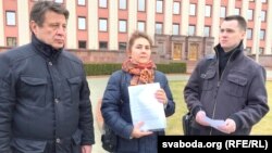 Прадстаўнікі АГП Мікалай Казлоў (зьлева) і Ганна Красуліна (у цэнтры) і прадстаўнік БХД Дзяніс Садоўскі 