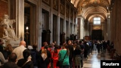 Люди стоять у черзі, щоб відвідати гробницю папи Римського Франциска, базиліка Санта-Марія-Маджоре в Римі, Італія, 27 квітня 2025 року