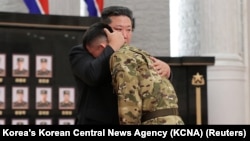 На адным з фота, апублікаваных дзяржаўным паўночнакарэйскім СМІ, Кім Чэн Ын абдымае салдата, які вярнуўся з вайны супраць Украіны