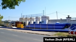 У входа на флотский стадион сложены трубы для ремонта магистрального водопровода