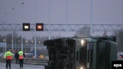 کامیون بر اثر وزش شدید باد در روتردام، واژگون شد.