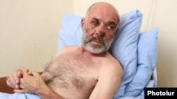Բռնության ենթարկված ազատամարտիկ Սմբատ Հակոբյանը հիվանդանոցում, 24-ը սեպտեմբերի, 2015թ․
