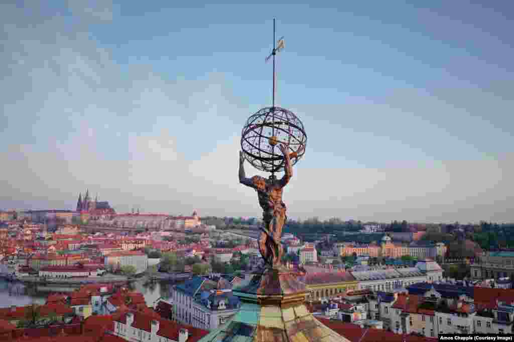 Фігура Атланта, який тримає &laquo;небесну сферу&raquo; на даху Клементина, стародавнього комплексу будівель, у якому, зокрема, з 1775 року працює метеорологічна станція. Автором Атланта є Маттіас Бернард Браун (1684&ndash;1738), який також створив кілька скульптур на знаменитому Карловому мості