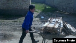 Четвероклассник школы №29 в городе Джизак тащит на тележке металлолом. Март, 2015 года.