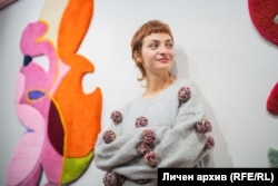 Александра Камбурова по време на дебютната ѝ изложба