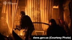 Рятувальники гасять пожежу після російських ударів у Харкові, 28 травня 2025 року