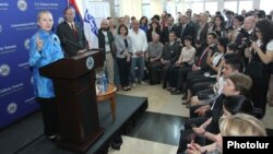 Госсекретарь США Хиллари Клинтон во время церемонии награждения армянских правозащитников, Ереван, 4 июня, 2012 г.