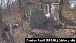 Український FPV-дрон на оптоволокні вражає замасковане авто армії Росії на Курщині