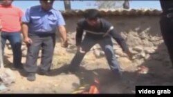 Тагоймурод Миров показывает милиционерам место преступления  