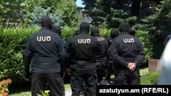 Armenia - Masked law-enforcement officers try to arrest Archbishop Mikael Ajapahian, Echmiadzin, June 27, 2025.