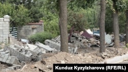 Чыңгыз Айтматов проспектисинин боюндагы бузулган дубал, 27-май, 2025-жыл.