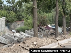 Мэрия түрттүрүлгөн дубалдардын ордуна жергиликтүү бюджеттен жаңысын тургузуп, эскинин калдыгын чыгарып кетүүнү убада кылган.