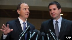 دوین نونس (سمت راست) رییس جمهوریخواه و آدام شیف عضو دمکرات ارشد کمیته امور امنیتی مجلس نمایندگان آمریکا. 