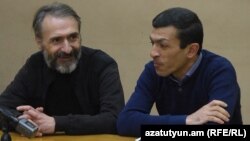 Артур Мовсисян (слева) и адвокат Араик Папикян в зале суда, 4 декабря 2017 г․
