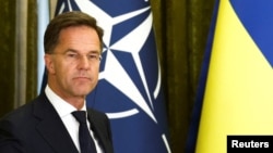 На запитання журналістів, звідки в нього впевненість щодо нових внесків, генсекретар НАТО повторив, що налаштований оптимістично, й обіцяв конкретику до кінця дня