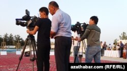 Türkmenabat. Türkmen TW-siniň işgärleri resmi çäräni ýazgy edýär. Arhiw suraty