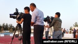 Съемочная группа государственного телевидения Туркменистана (иллюстративное фото).  