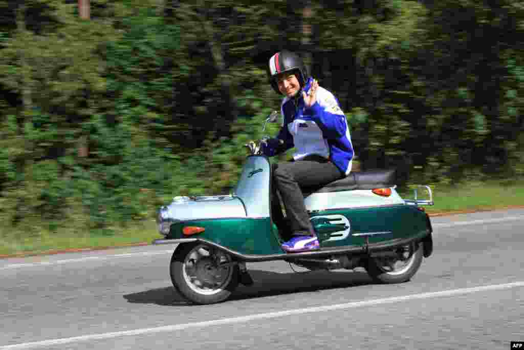 Карел Абрахам едет на скутере, выпускавшемся в Чехословакии с 1957 по 1964 годы. В Брно продолжается чемпионат мира дорожных мотоциклов Czech Grand Prix.