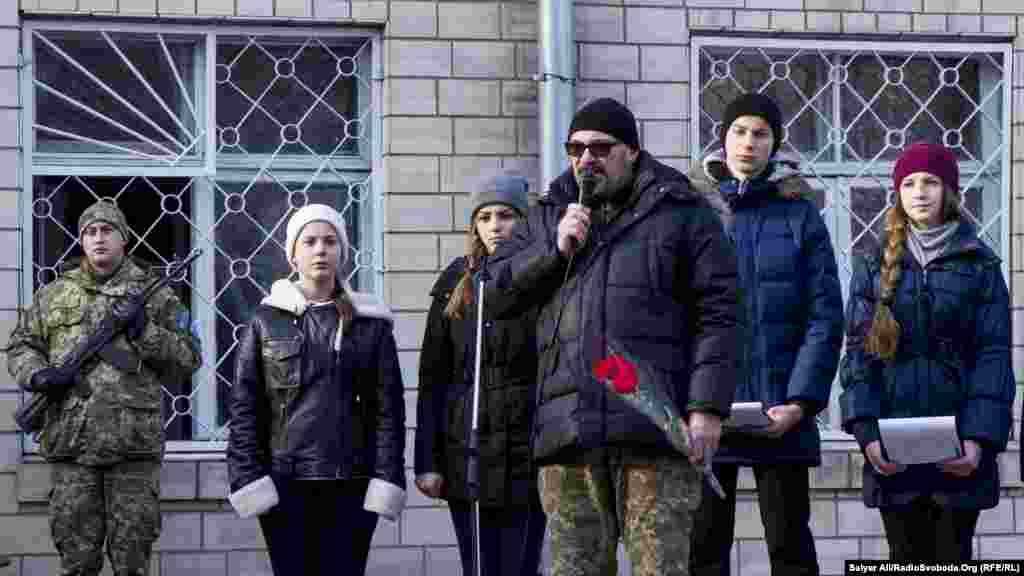 &laquo;Сепаратисти, та що там, кадрові російські військові, танкісти обстрілювали Донецький аеропорт просто для того, щоб наші солдати не могли пересуватись по будівлі. Не витримав бетон, але &laquo;кіборги&raquo; вистояли&raquo; &ndash; Валерій Логінов, побратим загиблого Андрія Гаврилюка