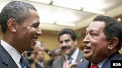 هوگو چاوز در نشست سران قاره آمریکا دست باراک اوباما را به گرمی فشرده بود