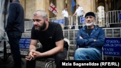 «Сегодня мне снова приходится искать справедливость на улице, вместо того чтобы оплакивать сына», – сказал Заза Саралидзе