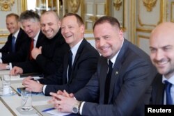 Встреча в Елисейском дворце, в которой участвуют глава Офиса президента Украины Андрей Ермак (второй справа) и министр обороны Украины Рустем Умеров (третий слева). Париж, 17 апреля 2025 года