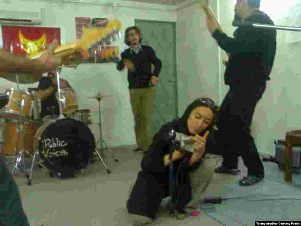 محسن نامجو و ترنگ عابدیان در استودیوی گروه «آوای مردمی» در کرج