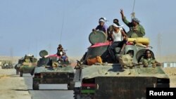تانک‌های نیروهای مخالف معمر قذافی در حال عبور از بن‌جواد و حرکت به سوی شهر سرت، زادگاه قذافی. ۲۹ اوت ۲۰۱۱.