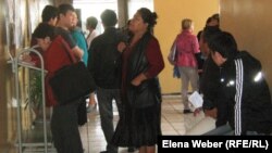 Көшу мәселесі бойынша кезекте тұрған адамдар. (Көрнекі сурет)
