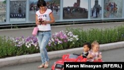 Жизнь в столице Нагорного Карабаха - Степанакерте (архив)