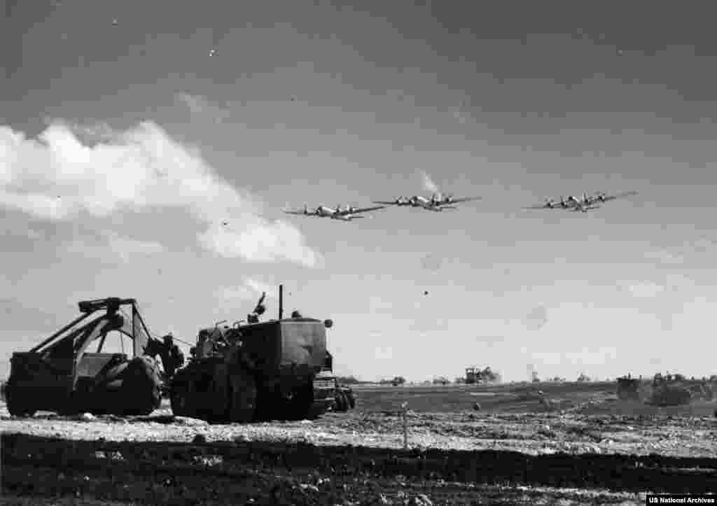 Одразу за американськими солдатами на острів прийшли інженери. Тініан, будівельна техніка, а в небі над нею B-29. Липень 1944 рокуОстрів був ключовим військовим плацдармом для американських військових стратегів через своє розташування, яке робило Японію досяжною для найновішого на той час стратегічного бомбардувальника США – B-29