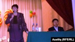 Омски педагогия университеты профессоры Наталья Козлова чыгыш ясый. “Кореяларның гомумрусия иҗтимагый оешмасы” рәисе Александр Ким (утырган)