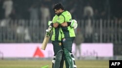 د پاکستان بابراعظم او محمد رضوان د دویمې لوبې پر مهال - د نومبر ۱۴مې انځور 