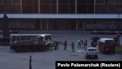 Силовики затримують чоловіка, який годинами утримував людей в автобусі, Луцьку, 21 липня 2020 року