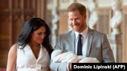 Шаҳзода Ҳарри ва малика Меган тўнғич фарзандлари билан.
