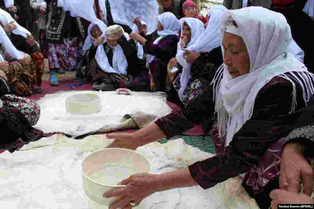 Один из важных обрядов на суннет-тоях, когда пожилые женщины вместе сеят муку для праздничного хлеба.