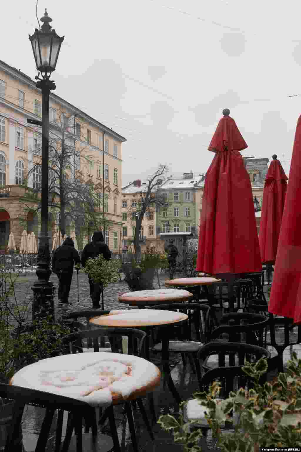 Столики львівських кав'ярень також застелило снігом і сьогодні вони пустують