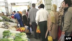 با آغاز روند نزولى قيمت هاى نفت، اقتصاد بحران زده ايران ناگزير از رويارويى با دشوارى هاى تازه اى است. (عکس: AFP)