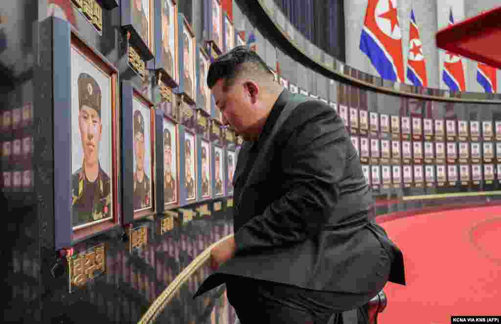 کیم جونگ اون، رهبر کره شمالی، در کنار دیوار یادبودی در پیونگ یانگ به یاد ۱۰۱ سربازی که در نبرد در منطقهٔ کورسک روسیه جان باختند. این عکس در ماه اوت منتشر شد.کره جنوبی با استناد به گزارش‌های اطلاعاتی ادعا کرده است که حدود ۲۰۰۰ سرباز کره شمالی در نبرد کورسک جان باخته‌اند.