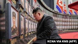 Кім Чэн Ын перад партрэтамі загінулых на вайне супраць Украіны жаўнераў у Маскве