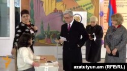 Президент Армении Серж Саргсян голосует на референдуме по конституционным изменениям, Ереван, 6 декабря 2015 г. 