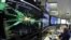 Еуропа ядролық зерттеу орталығында (CERN) тәжірибе жасап отырған ғалымдар. Мейрин, Швейцария, 30 наурыз 2010 жыл