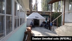 Мырза-Аке айылы, маркумдун үйү. 1-октябрь, 2020-жыл.