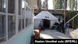 Мырза-Аке айылы, маркумдун үйү. 1-октябрь, 2020-жыл.