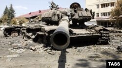 Фильм "Русская рулетка" во многом автобиографичен – Тамерлан Тадтаев рассказывает о себе и своих согражданах, чья молодость пришлась на вооруженный конфликт в 1991-92 годах