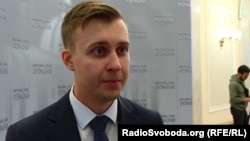 Роман Лозинський, виступаючи з трибуни 5 лютого, закликав заборонити журналістам «112», NewsOne і ZIK працювати в парламенті